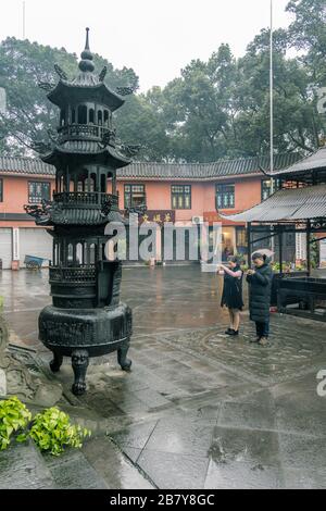 Chongqing, Chine - 20 décembre 2019: Prière priez avant le brûleur du censeur de bronze dans le temple Huayan à Chongqing, Chine Banque D'Images