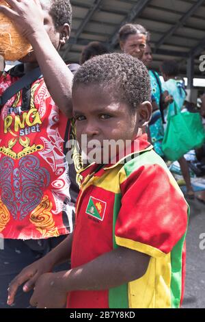 dh WEWAK PAPOUASIE NOUVELLE GUINÉE petit garçon local PNG t-shirt enfant Banque D'Images