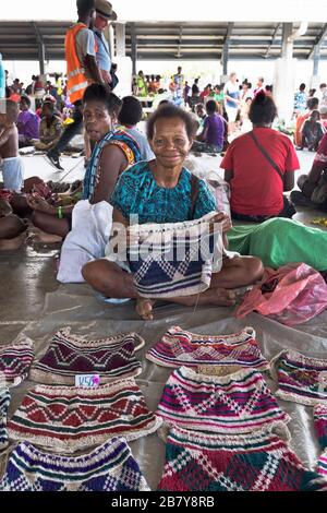 dh WEWAK PAPOUASIE-NOUVELLE-GUINÉE une femme commerciale locale montrant son sac fait à la main à la stalle du marché personnes indonésie portrait Banque D'Images