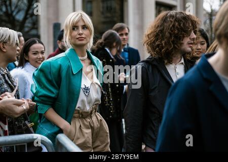 PARIS, FRANCE - 3 MARS 2020: Xenia Adonts a vu sortir après le salon MIU MIU, pendant la semaine de la mode de Paris vêtements pour femmes automne/hiver 20-21. Banque D'Images