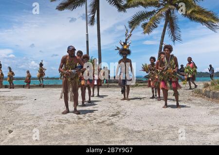 dh Port bateau de croisière bienvenue WEWAK PAPOUASIE NOUVELLE GUINÉE danseurs indigènes PNG traditionnels accueillant les visiteurs tourisme personnes culture Banque D'Images