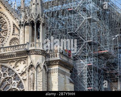 Paris, France - 18 avril 2019 : les pompiers qui travaillent sur les vestiges de la cathédrale notre Dame deux jours après un grand incendie ont partiellement détruit la célèbre Pa Banque D'Images