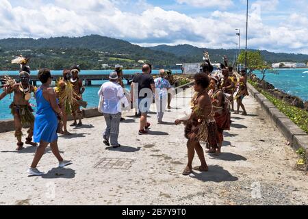 dh Port croisière navire bienvenue WEWAK PAPOUASIE NOUVELLE GUINÉE les touristes de passagers obtenant traditionnelle PNG natif accueil tourisme personnes Banque D'Images