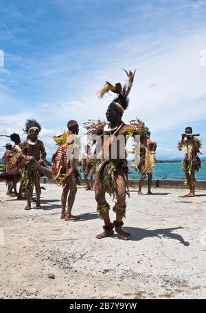 dh Port bateau de croisière bienvenue WEWAK PAPOUASIE NOUVELLE GUINÉE danseurs indigènes PNG traditionnels accueillant les visiteurs tourisme personnes culture Banque D'Images