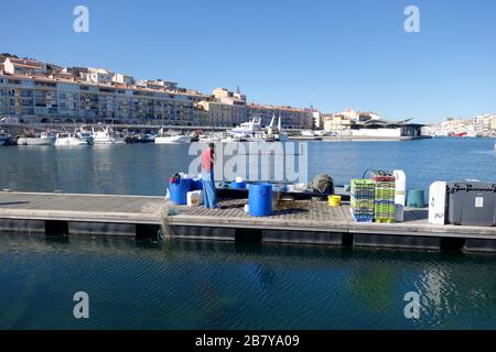 Homme réparant des filets de pêche à Sete dans le département de l'Hérault dans la région de l'Occitanie dans le sud de la France. Banque D'Images