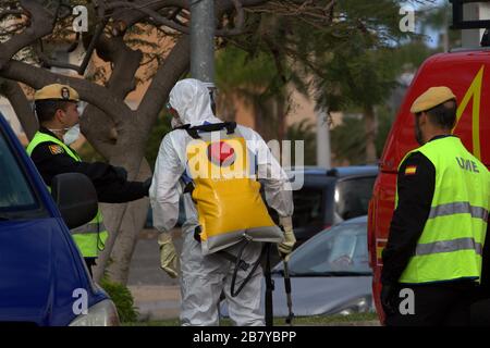 Los Cristianos, Espagne. 18 mars 2020. Les membres de l'UME, unité militaire d'urgence désinfecte la gare routière et patrouillent sur la côte de Los Cristianos en raison de la maladie du coronavirus. (Photo de Mercedes Menendez/Pacific Press) crédit: Pacific Press Agency/Alay Live News Banque D'Images