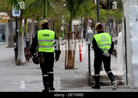 Los Cristianos, Espagne. 18 mars 2020. Les membres de l'UME, unité militaire d'urgence désinfecte la gare routière et patrouillent sur la côte de Los Cristianos en raison de la maladie du coronavirus. (Photo de Mercedes Menendez/Pacific Press) crédit: Pacific Press Agency/Alay Live News Banque D'Images