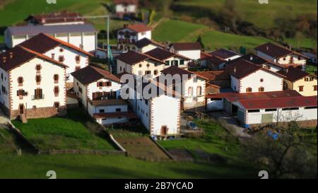 Aménagement d'une ville avec de petites maisons et des montagnes Banque D'Images