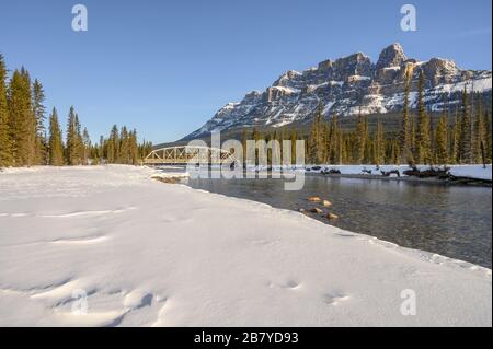 Vue hivernale du pont de treillis d'acier au-dessus de la rivière Bow, à Castle Junction, dans le parc national Banff, en Alberta, au Canada Banque D'Images