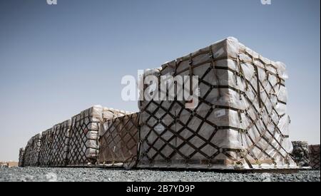 Les palettes de rations sont assises dans la zone de chargement du 386ème Escadron de préparation logistique expéditionnaire de la base aérienne Ali Al Salem, Koweït, 15 mars 2020. L'équipe de traitement du fret du 386ème ELRS s'assure que 15 à 30 mille livres d'eau, de nourriture et de repas prêts à manger (MRE) sont livrés dans toute la zone de responsabilité aux militaires dans le besoin. (ÉTATS-UNIS Photo de la Force aérienne par l'Airman principal Kevin Tanenbaum) Banque D'Images