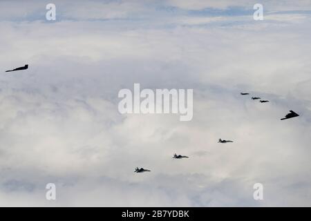 Les bombardiers à essence B-2 A affectés à la 509ème Escadre Bomb, F-15 C Eagles affectés à la 48ème Escadre Fighter et à l'aviation royale norvégienne F-35 A effectuent des opérations aériennes à l'appui de la Force opérationnelle de bombardement Europe 20-2 sur Keflavik, Islande, le 17 mars 2020. Les missions de bombardiers permettent aux équipages de maintenir un état élevé de préparation et de compétence, et de valider la capacité de grève mondiale des États-Unis. (ÉTATS-UNIS Photo de la Force aérienne/ Sgt principal. Matthew Plew) Banque D'Images