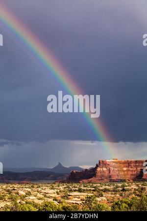 Un arc-en-ciel au-dessus de South six-Shooter Peak dans le sud-est de l'Utah, vu du parc national de Canyonlands après une tempête de pluie, États-Unis. Banque D'Images