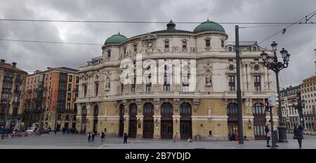 Arriaga antzokia entouré de bâtiments dans un ciel nuageux Bilbao en Espagne Banque D'Images