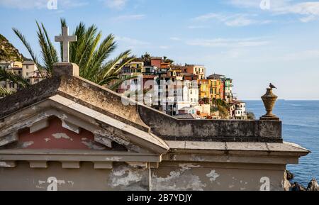 Une colombe se trouve sur la porte du cimetière de Riomaggiore, en Italie, une petite ville côtière de la région des Cinque Terre. Banque D'Images