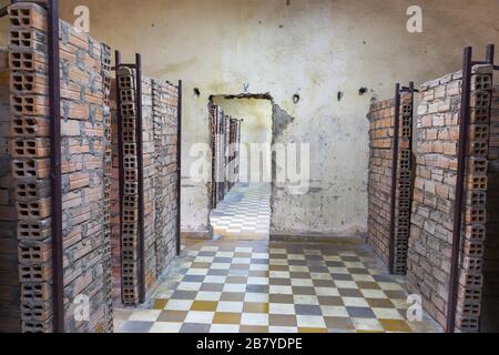 Les cellules de prison du Musée du génocide des crimes de guerre de Tuol Sleng à l'intérieur de l'ancienne école utilisée par le régime des Khmers rouges comme prison de sécurité à Phnom Pehn, au Cambodge Banque D'Images