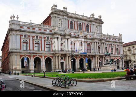 Turin, Piémont/Italie -04/20/2019- Turin Carlo Alberto de Savoie square et le palais Carignano, site de Musée du Risorgimento. Banque D'Images