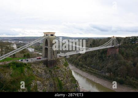 Le pont suspendu Clifton de Brunel en journée nuageux à marée basse, Clifton, Bristol, Royaume-Uni Banque D'Images