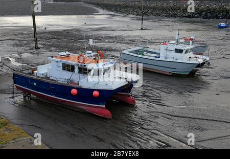 Des bateaux ont été déchés dans le port de Minehead, Somerset, au Royaume-Uni, à marée basse Banque D'Images
