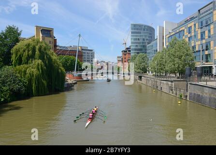 Les rameurs passent sous le pont de la Saint-Valentin sur la rivière Avon près de la gare de Temple Meads à Bristol, au Royaume-Uni Banque D'Images