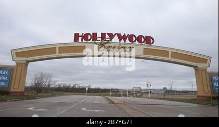 Wentzville, États-Unis. 18 mars 2020. Le casino Hollywood est vide de voitures après la fermeture à Maryland Heights, Missouri, le mercredi 18 mars 2020, en raison du Coronavirus. Le président de la Commission des jeux du Missouri, Mike Lera, a déclaré que la fermeture des 13 casinos de l'État pourrait avoir une perte de revenus de 1 million de dollars par jour et qu'ils resteront fermés jusqu'au 30 mars. Photo de Bill Greenblatt/UPI crédit: UPI/Alay Live News Banque D'Images