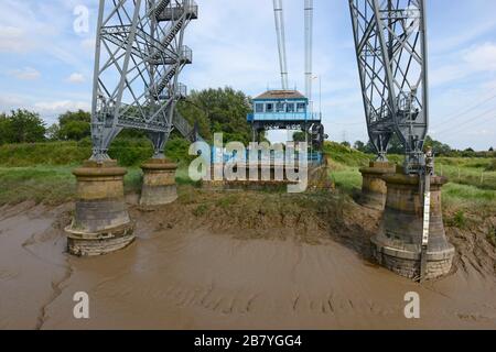 Cabine de contrôle du pont du camion de Newport sur la rive orientale de la rivière Usk à Newport, au Pays de Galles, au Royaume-Uni, vue de la goldola au départ Banque D'Images