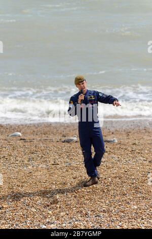 Un membre de l'équipe d'exposition de parachutisme de l'armée des Tigers présente les sauts de l'équipe à la foule lors du salon aéronautique Eastbourne, Sussex, Royaume-Uni Banque D'Images