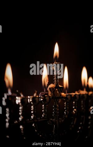 Bougies allumées dans la menorah Banque D'Images