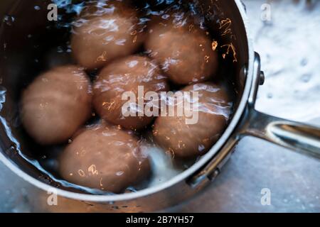 Œufs dans une casserole d'eau Banque D'Images