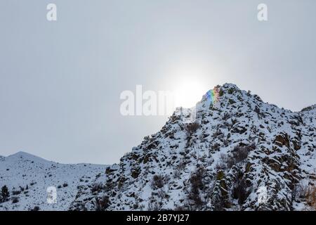 Coucher de soleil sur la montagne enneigée Banque D'Images