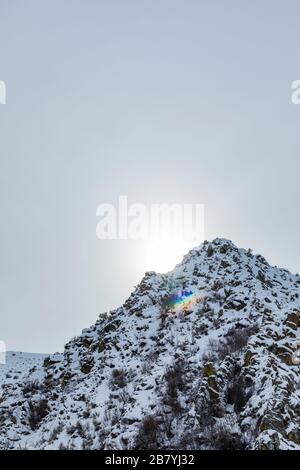 Coucher de soleil sur la montagne enneigée Banque D'Images