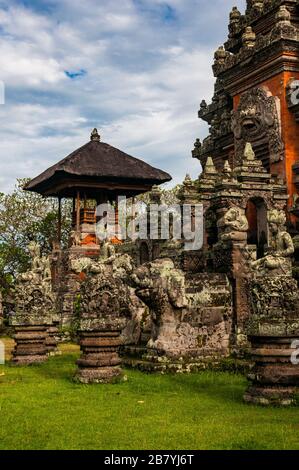 Un temple hindou près du barong dance performance emplacement à Batubulan, Bali Island Banque D'Images