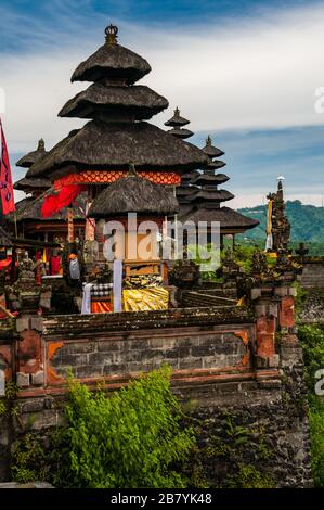 Pura Ulun Danu Batur situé sur le mont Batur. Construit sur le plus haut d'un volcan Caldera rim c'est le deuxième plus important temple hindou sur Bali. Banque D'Images