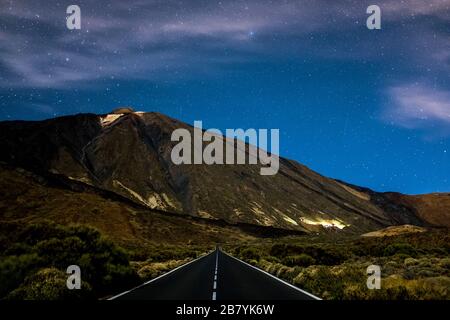 Longue route droite en asphalte pour le voyage - VUE DE NUIT PAYSAGE DE LA MONTAGNE EL TEIDE VULCAN À TENERIFE PARC NATIONAL ESPAGNE - NATURE EXTÉRIEURE BELLE PL Banque D'Images