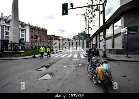 La Paz, la Paz, Bolivie. 18 mars 2020. La population bolivienne s'accepte l'une après l'autre des mesures prises par le gouvernement pour empêcher l'expansion du COVID 19 dans ce pays. Aujourd'hui, le mercredi 18 mars, une mesure supplémentaire a été appliquée, à savoir l'internement général et l'interdiction de circuler entre 18 heures et 05 heures. Toutes les réunions sont interdites et les activités de travail doivent se terminer à 13 heures, principalement, à l'exception de l'application de la loi et des forces militaires crédit: Christian Lombardi/ZUMA Wire/Alay Live News Banque D'Images