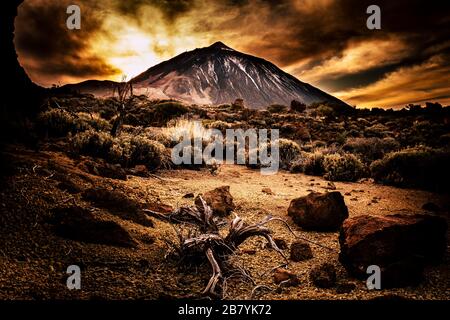 Coucher de soleil avec beau ciel et couleurs aux montagnes avec vue sur le géant El teide vulcan haut dans le parc national d'Espagne Banque D'Images