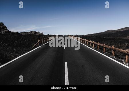 Longue route d'asphalte noire avec vue à l'infini - concept de voyage et d'aventure - montagnes pittoresque lieu - tenerife el teide parc national Banque D'Images