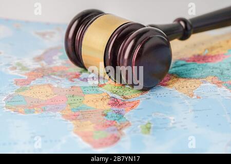 Bangkok, Thaïlande - 10 janvier 2020 Afrique : Gavel pour juge avocat sur la carte du globe. Concept de tribunal de droit et de justice. Banque D'Images