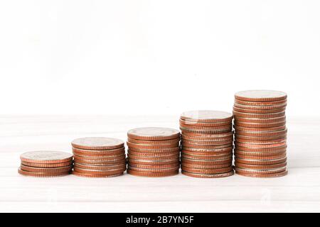 Pile de pièces argent plus de salaire revenu de paiement pour employé de bureau. Banque D'Images