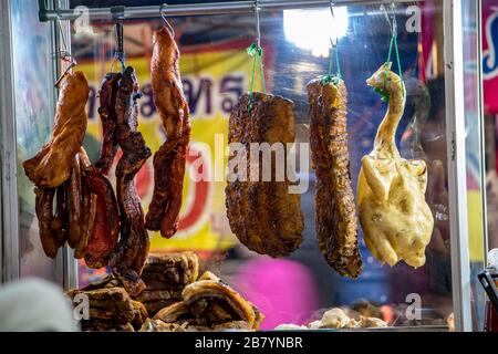 SAMUT PRAKAN, THAÏLANDE, 24 octobre 2019, des morceaux de viande rôtis accrochés dans un restaurant de rue. Banque D'Images