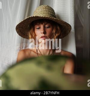 Autoportraits de fille pendant la quarantaine Banque D'Images