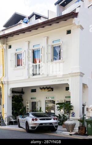 Singapour - 5 juillet 2019: Maison avec voiture Ferarri stationné à l'extérieur. Il y a beaucoup de riches dans la ville. Banque D'Images