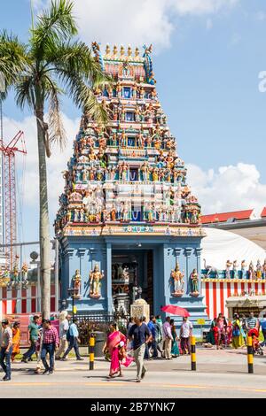 Singapour - 6 juillet 2019: Les gens qui entrent dans le temple de Srinivasa Perumal dans la petite Inde. Le temple a été fondé en 1855 Banque D'Images