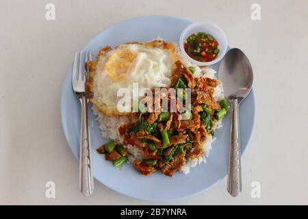 Kao-Pad-Kra-Prao (mot thaïlandais), nourriture épicée, Chili ou riz thaïlandais avec porc et basilic, Thaïlande Street food Banque D'Images