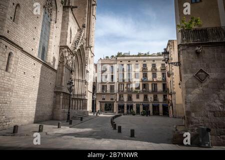 Barcelone, Espagne. 18 mars 2020. La plaza de l'église de Santa Maria del Mar est vue désertée en raison de la menace du coronavirusBarcelona fait face au quatrième jour de la maison de confinement et de distanciation sociale en raison de la propagation du coronavirus. Crédit: SOPA Images Limited/Alay Live News Banque D'Images