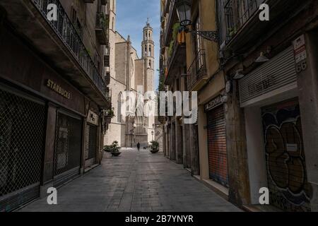 Barcelone, Espagne. 18 mars 2020. La rue Argenteria avec l'église de Santa Maria del Mar est vue désertée en raison de la menace du coronavirusBarcelona fait face au quatrième jour de la maison de confinement et de distanciation sociale en raison de la propagation du coronavirus. Crédit: SOPA Images Limited/Alay Live News Banque D'Images