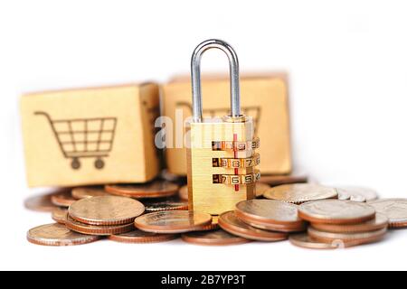 Clé de verrouillage de mot de passe numérique Golden Security et Box avec logo de panier sur pièces : Import Export en ligne ou service de livraison eCommerce produit de magasin Banque D'Images