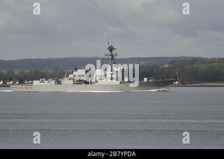 USS Forrest Sherman (DDG-98), un destroyer de classe Arleigh Burke exploité par la marine américaine, en passant par la baie de Wemyss à l'arrivée pour l'exercice joint Warrior 12-1. Banque D'Images