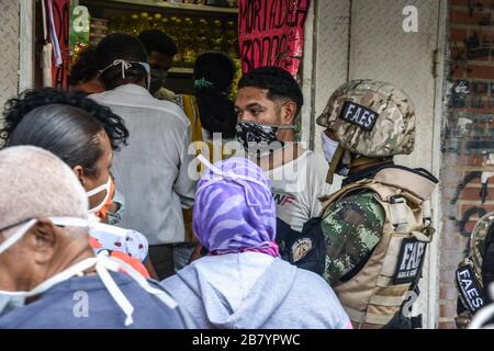 Caracas, Venezuela. 18 mars 2020. La police a parlé avec un propriétaire de magasin lui disant de fermer l'entreprise à cause de la quarantaine.après 3 jours de quarantaine décrétés par le gouvernement du président Nicolas Maduro, jusqu'à présent le chiffre de 36 personnes a confirmé être infecté par COVID-19 reste. Les résultats sont attendus de plus de 120 échantillons envoyés par l'institut d'hygiène. Les agences de sécurité continuent de fermer les entreprises et d'essayer de garder les gens dans leur foyer pour empêcher le virus de se propager davantage. Crédit: SOPA Images Limited/Alay Live News Banque D'Images