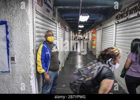 Caracas, Venezuela. 18 mars 2020. À l'intérieur d'un marché public avec tous les magasins fermés après un raid policier lorsqu'ils envoient tous les civils à la maison.après 3 jours de quarantaine décrétés par le gouvernement du président Nicolas Maduro, jusqu'à présent le chiffre de 36 personnes confirmées être infectées par COVID-19 reste. Les résultats sont attendus de plus de 120 échantillons envoyés par l'institut d'hygiène. Les agences de sécurité continuent de fermer les entreprises et d'essayer de garder les gens dans leur foyer pour empêcher le virus de se propager davantage. Crédit: SOPA Images Limited/Alay Live News Banque D'Images