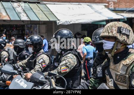 Caracas, Venezuela. 18 mars 2020. Formation des policiers sur leur moto avant de fermer les magasins et de dire aux gens de rentrer chez eux pendant la quarantaine.après 3 jours de quarantaine décrétés par le gouvernement du président Nicolas Maduro, jusqu'à présent, le chiffre de 36 personnes confirmées être infectées par COVID-19 reste. Les résultats sont attendus de plus de 120 échantillons envoyés par l'institut d'hygiène. Les agences de sécurité continuent de fermer les entreprises et d'essayer de garder les gens dans leur foyer pour empêcher le virus de se propager davantage. Crédit: SOPA Images Limited/Alay Live News Banque D'Images